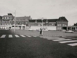 Het Gevers Deynootplein, v.l.n.r. 'Willy's Bar', dancing, discotheek 'Belle Amie', de Bowling met daaronder de discotheek 'Hans en Grietje'. 